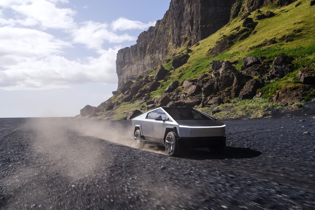 Tesla-Cybertruck-Ford-Explorer-recalls